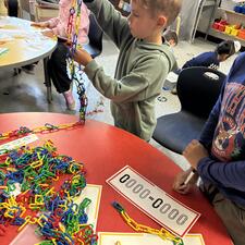 Math center in K/1 -  making patterns with coloured chains