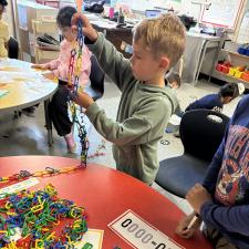 Math center in K/1 -  making patterns with coloured chains